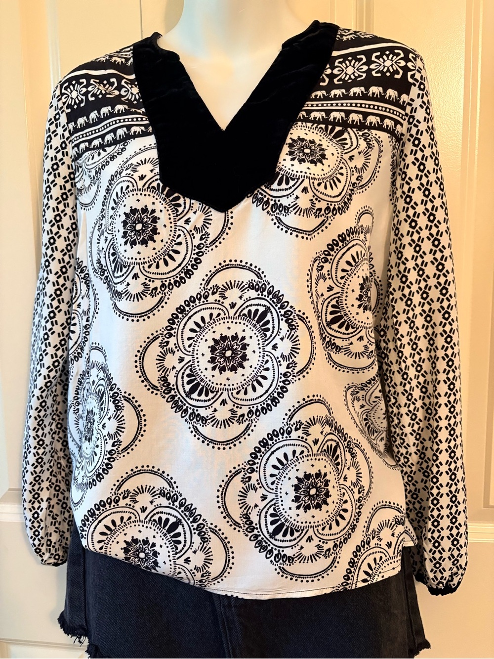 crown & ivy Black and White V-Neck Printed, size XS